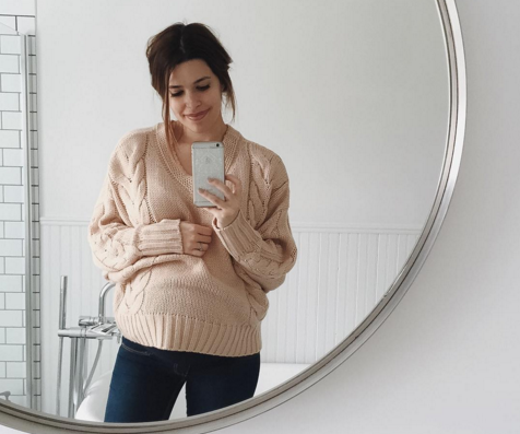 Marilou enceinte devant le miroir