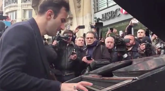 Pianiste devant le bataclan