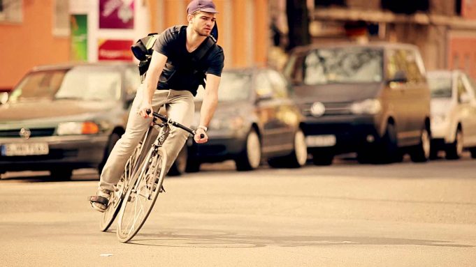 Ces métiers n’ont rien de dangereux comparé à ça Jeune homme en vélo pignon fixe