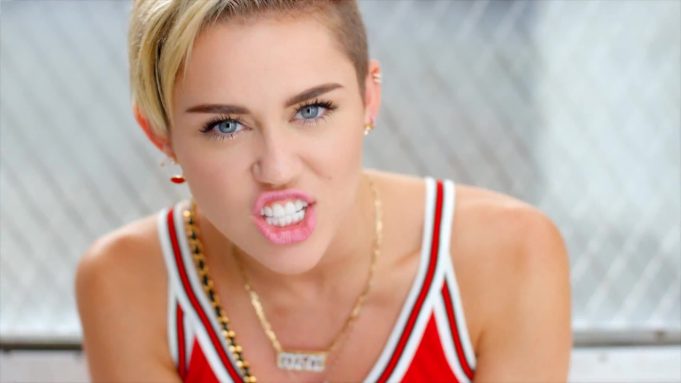 Miley Cyrus serre les dents