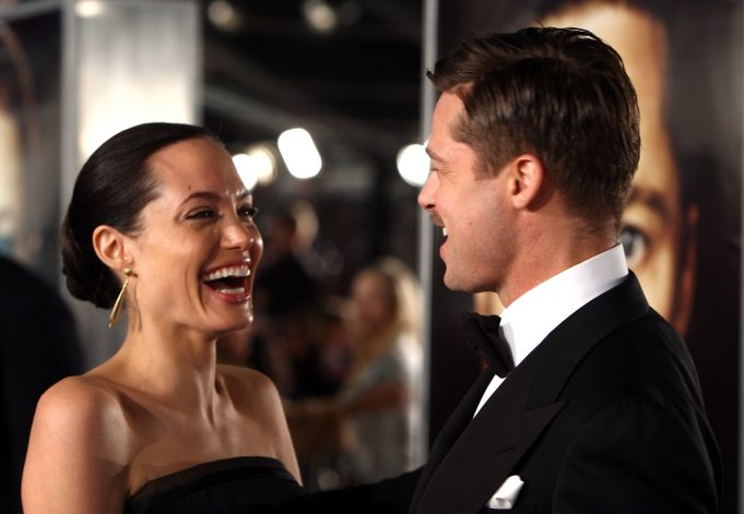 Brad Pitt et Angelina Jolie dans un moment d'amour