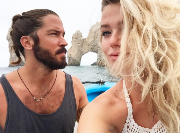 Le chanteur Claude Bégin partage une photo TRÈS OSÉE de lui et sa copine! claude bégin et sa copine