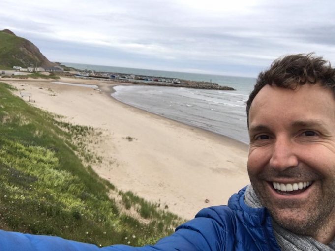 Éric Salvail est ENCORE en voyage, mais attendez de voir à quel endroit! Éric iles de la madelaine
