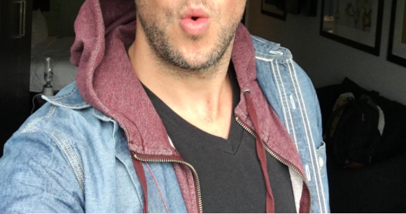 Ce chanteur québécois EXTRÊMEMENT CONNU doit mettre sa carrière sur pause!