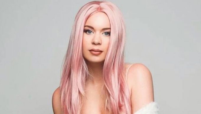 L’alter ego ULTRA SEXY de Valérie Carpentier a maintenant son propre compte INSTAGRAM!