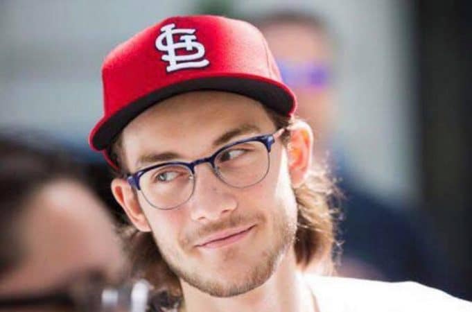 René-Charles Angélil change complètement de look