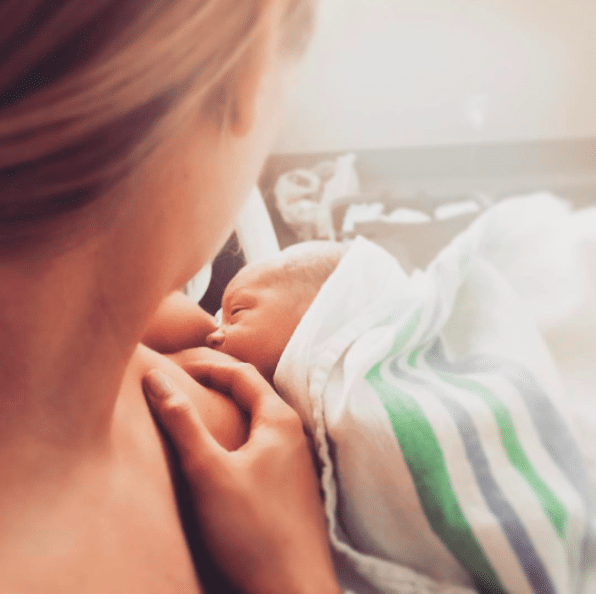 Ces deux vedettes québécoises partagent une photo d’allaitement pour passer un message!!