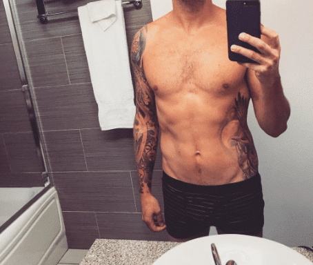 Ce chanteur québécois enflamme le web avec une photo en sous-vêtements!!!