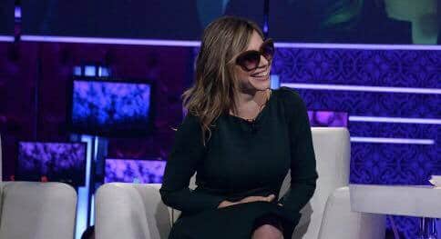 Magalie Lépine-Blondeau porte des lunettes de soleil durant son entrevue avec Éric Salvail