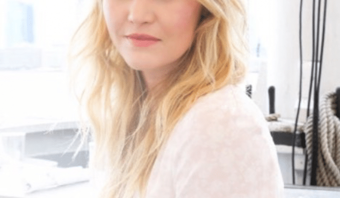 Cette actrice bien connue publie une première photo de son bébé très controversé