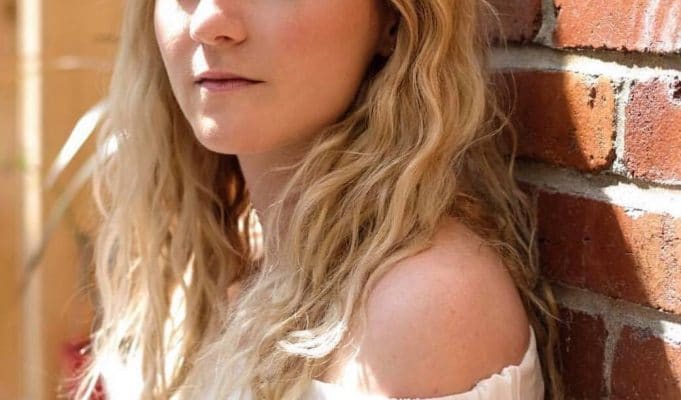 La chanteuse Stéphanie Boulay pose en sous-vêtements pour passer un important message