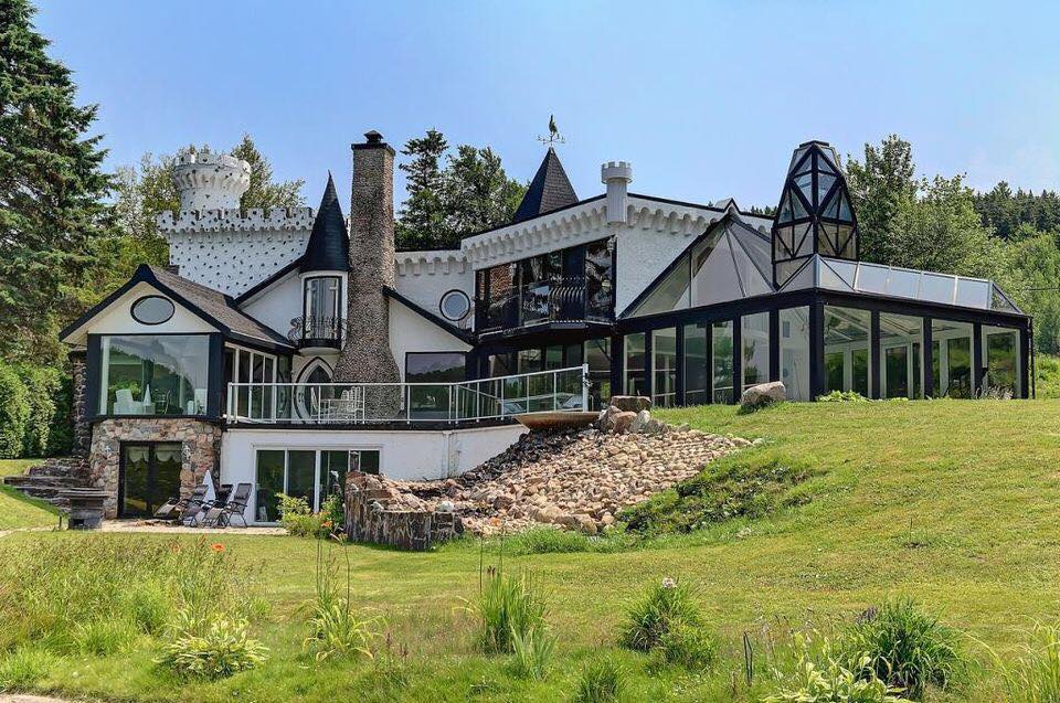 Ce véritable château à LacBeauport est à vendre pour 1,2 millions de
