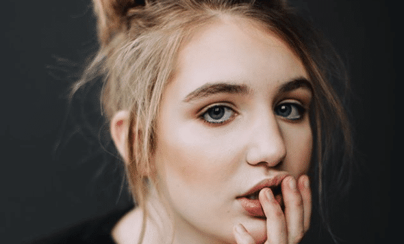 Sophie Nélisse change ses cheveux et ne ressemble plus du tout à ceci Sophie Nélisse