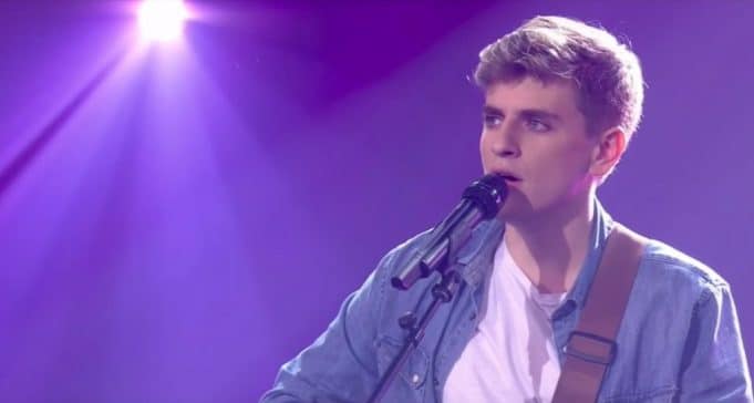 Édouard Lagacé de La Voix serait le sosie de ce chanteur très connu selon plusieurs personnes Édouard Lagacé