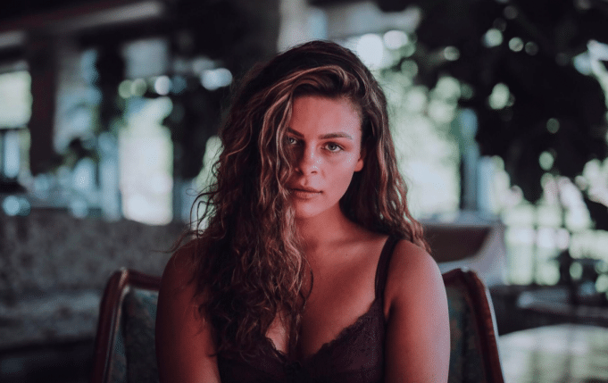 Alanis Desilets d’Occupation Double s’expose en lingerie dans un shooting très sensuel Alanis