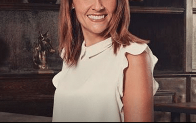 Cette humoriste très connue dévoile pour la première fois sa bedaine de grossesse Korine Côté