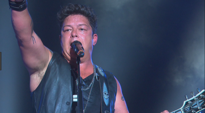 Suite à l’émission de La Voix d’hier soir, le public s’inquiète pour la santé d’Éric Lapointe Éric Lapointe