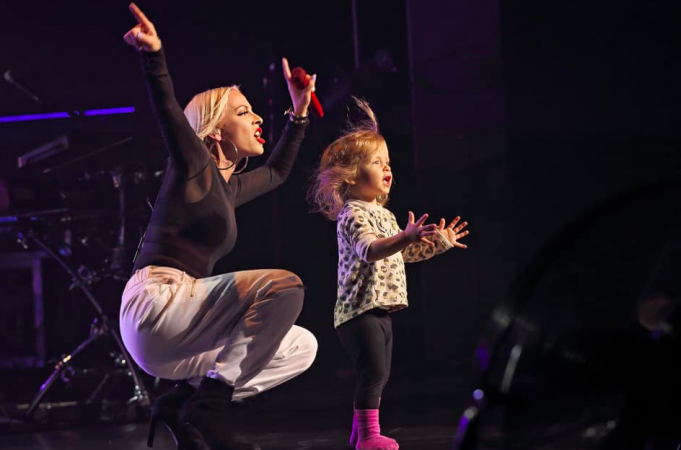 Marie-Mai fait monter sa fille Gisèle sur scène pendant son spectacle et le résultat est adorable Marie-Mai