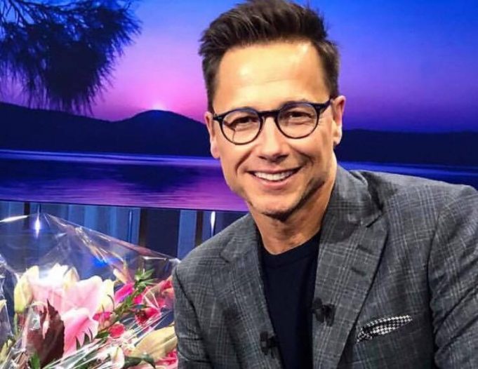 Cette photo souvenir de Stéphane Rousseau accompagné de ces deux vedettes fait le tour du web