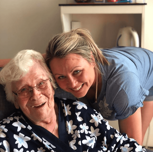 Mitsou fait ses adieux à sa grand-mère hospitalisée d’urgence Mitsou