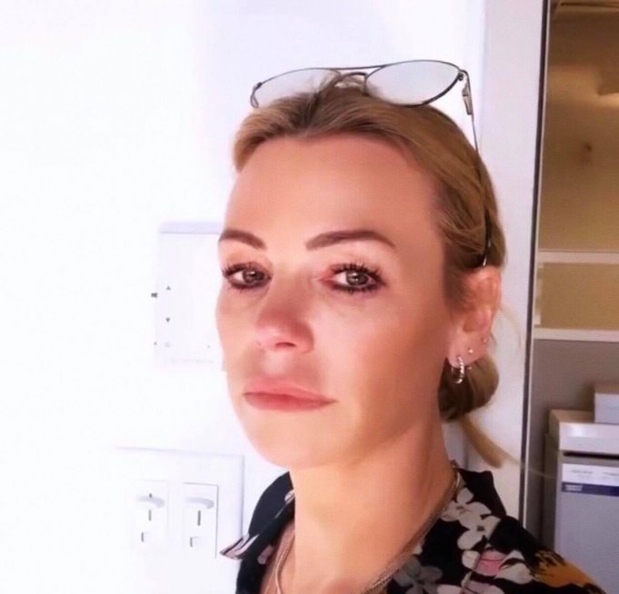 Caroline Néron en pleurs alors qu’elle filme la fermeture de ses boutiques