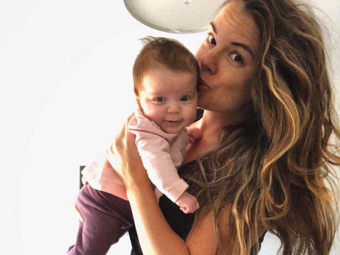 La comédienne Mirianne Brûlé partage une touchante photo d’allaitement avec sa fille