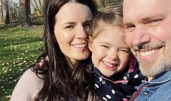 Découvrez 12 photos de Marie-Ève Janvier avec sa famille au fil du temps