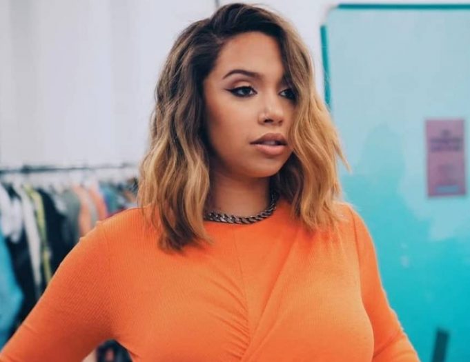 Maëva de Star Académie répond à ceux qui critiquent qu’elle enlève ses talons hauts lors de chaque Gala