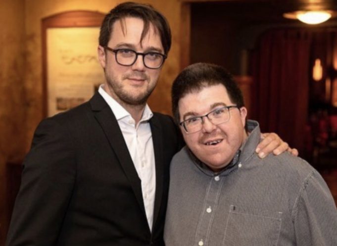 Vincent-Guillaume Otis de District 31 fait une entrevue avec son frère qui a une déficience