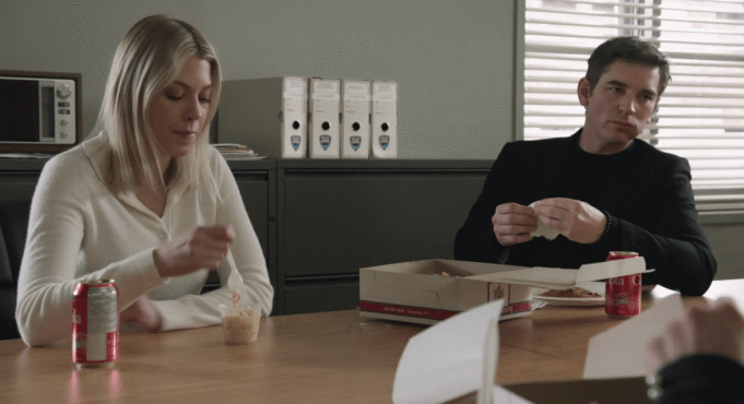 Catherine St-Laurent partage une photo d’elle entre deux scènes de District 31