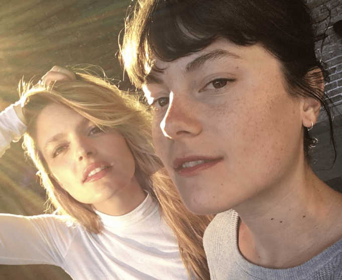 Sarah-Jeanne Labrosse partage une série de photos pour la fête à son amie Julianne Côté