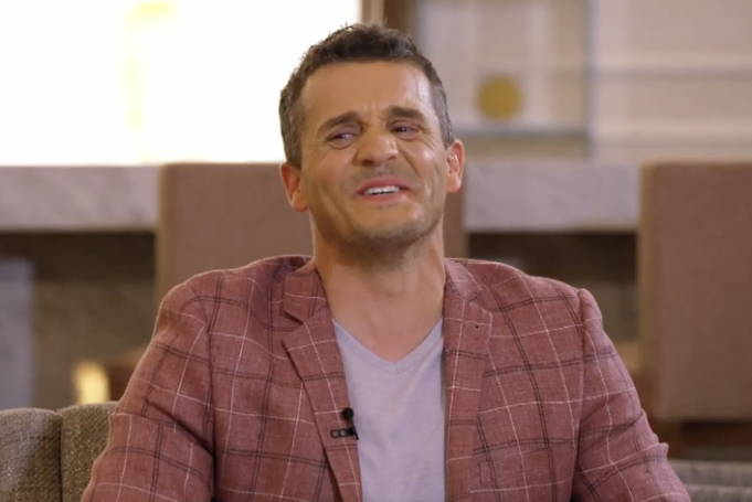 Patrice Bélanger bouche bée de surprise durant une entrevue de Sucré Salé