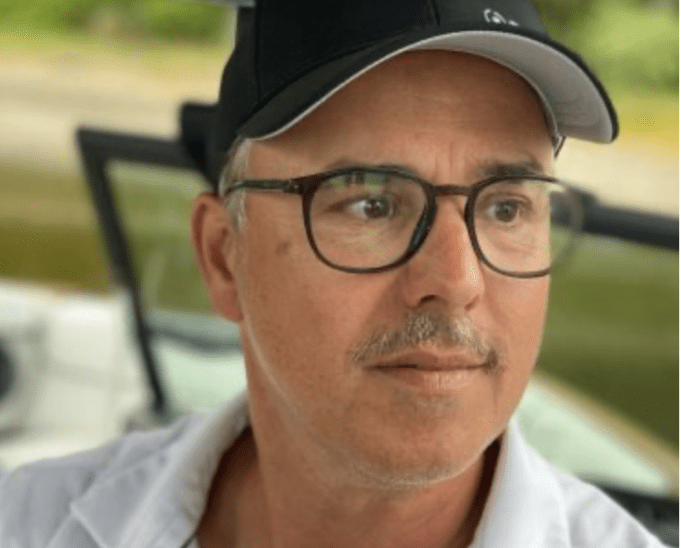 Gino Chouinard se fait critiquer pour son look à moustache