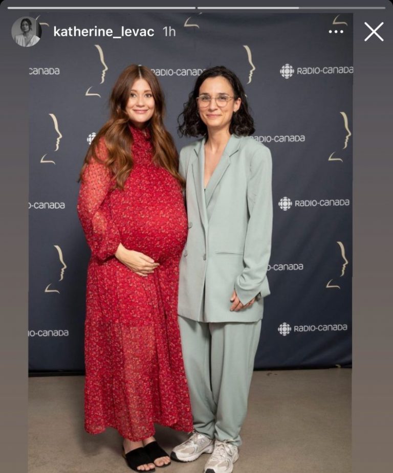 Enceinte de jumeaux, Katherine Levac rayonne sur le tapis rouge avec sa blonde Vedette Québec Enceinte de jumeaux, Katherine Levac rayonne sur le tapis rouge avec sa blonde Vedette Québec