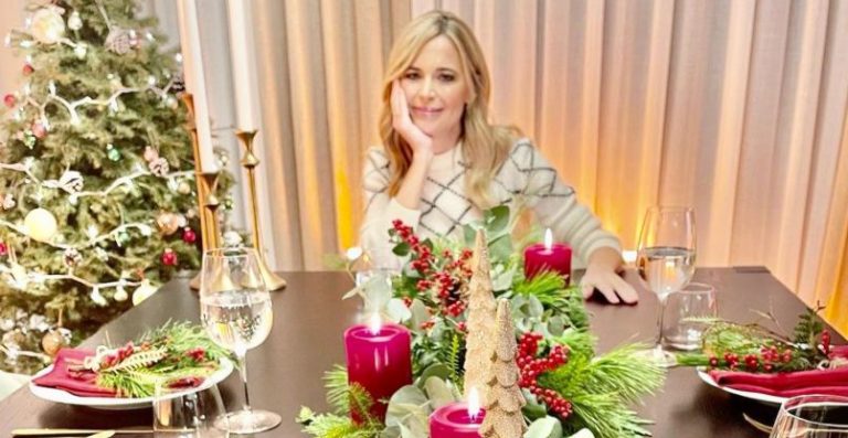 Julie Snyder est pr&ecirc;te pour les F&ecirc;tes et pr&eacute;sente ses d&eacute;corations de No&euml;l dans son condo