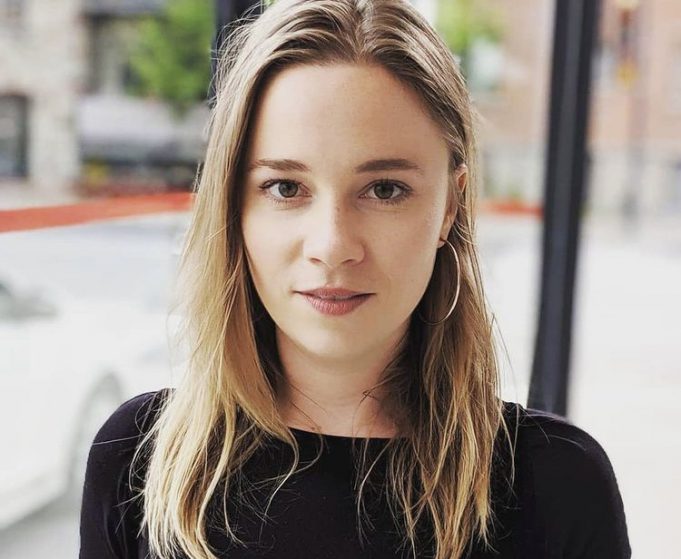 La comédienne Ève Lemieux annonce qu’elle est enceinte et partage des photos de sa bédaine