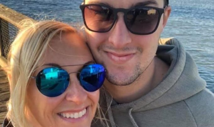 Chantal Machabée partage une rare photo de son fils pour la journée des pompiers