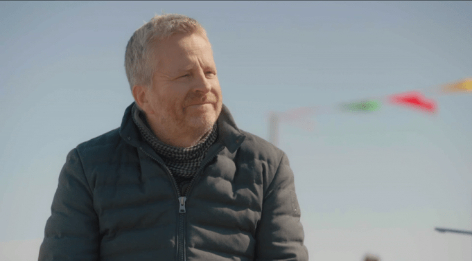 André Robitaille sort et confie comment il a rencontré sa nouvelle blonde