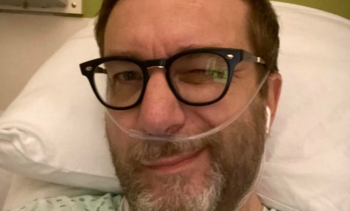 Luc De Larochellière a dû être transporté à l’hôpital pour un problème de santé