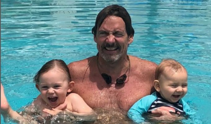 Pierre Karl Péladeau, sa conjointe et leurs 2 garçons se baignent ensemble