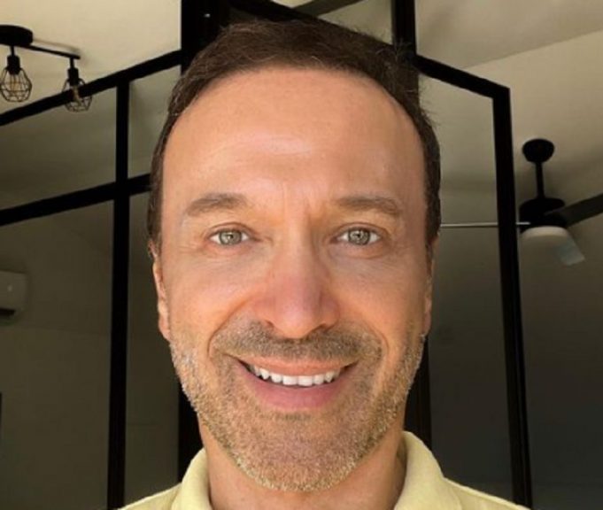 Joël Legendre publie une rare photo de ses jumelles avec sa mère