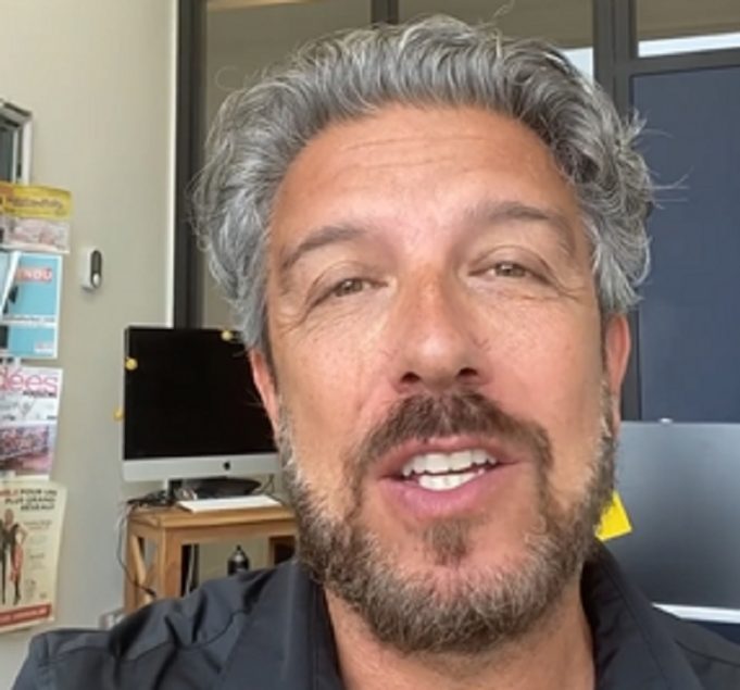 Jean Airoldi et sa nouvelle blonde défilent pour la première fois ensemble sur le tapis rouge