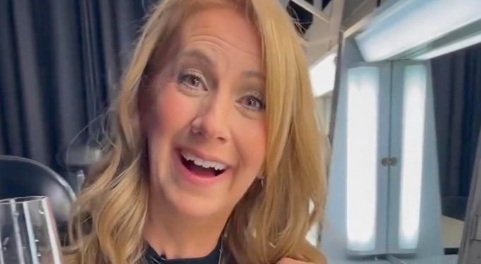 Mélanie Maynard fait grandement réagir avec son look au dernier épisode de Ça finit bien la semaine