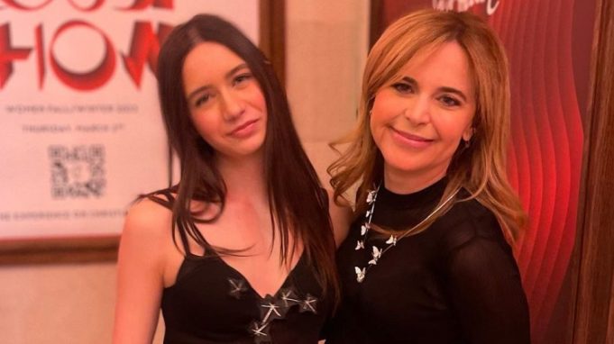 La fille de Julie Snyder change de look et fait beaucoup jaser avec sa nouvelle coiffure Julie et Romy à Paris