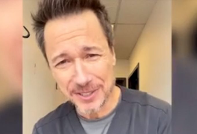 Stéphane Rousseau sort et envoie un message aux fans de STAT après la fin du tournage