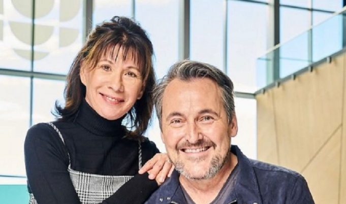 Sylvie Léonard de Un gars une fille fait réagir avec son chandail transparent