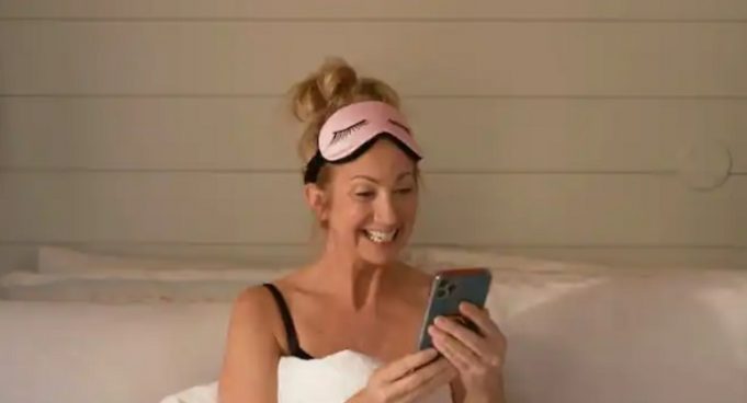 Mélanie Maynard se fait ramasser en direct lors du premier épisode de Sucré Salé