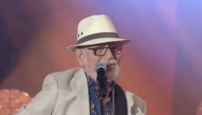 Patrick Norman reçoit toute une vague d’amour sur scène à 76 ans