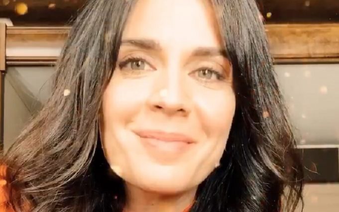 Mélissa Désormeaux-Poulin embrasse son chum sur la plage en voyage