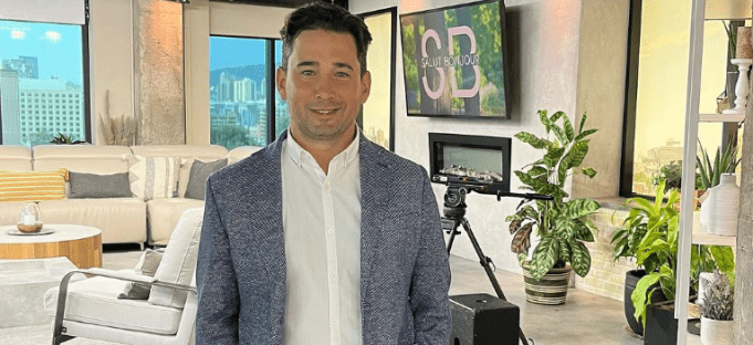 L’animateur Jean-François Baril sort et fait une annonce sur son poste à Salut Bonjour